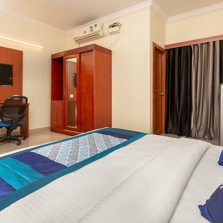 Oyo 22105 Hotel Half Moon Inn Csennai Kültér fotó