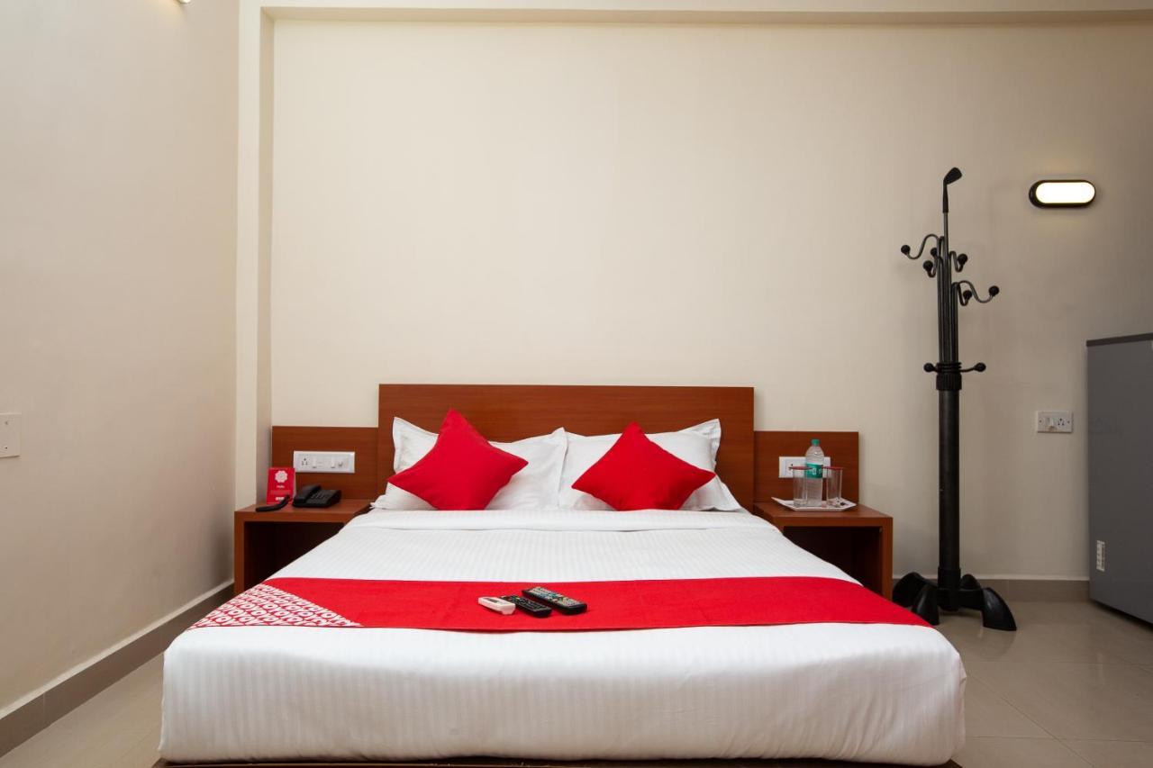 Oyo 22105 Hotel Half Moon Inn Csennai Kültér fotó