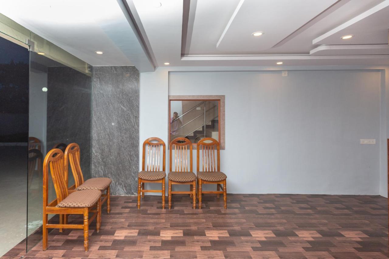 Oyo 22105 Hotel Half Moon Inn Csennai Kültér fotó
