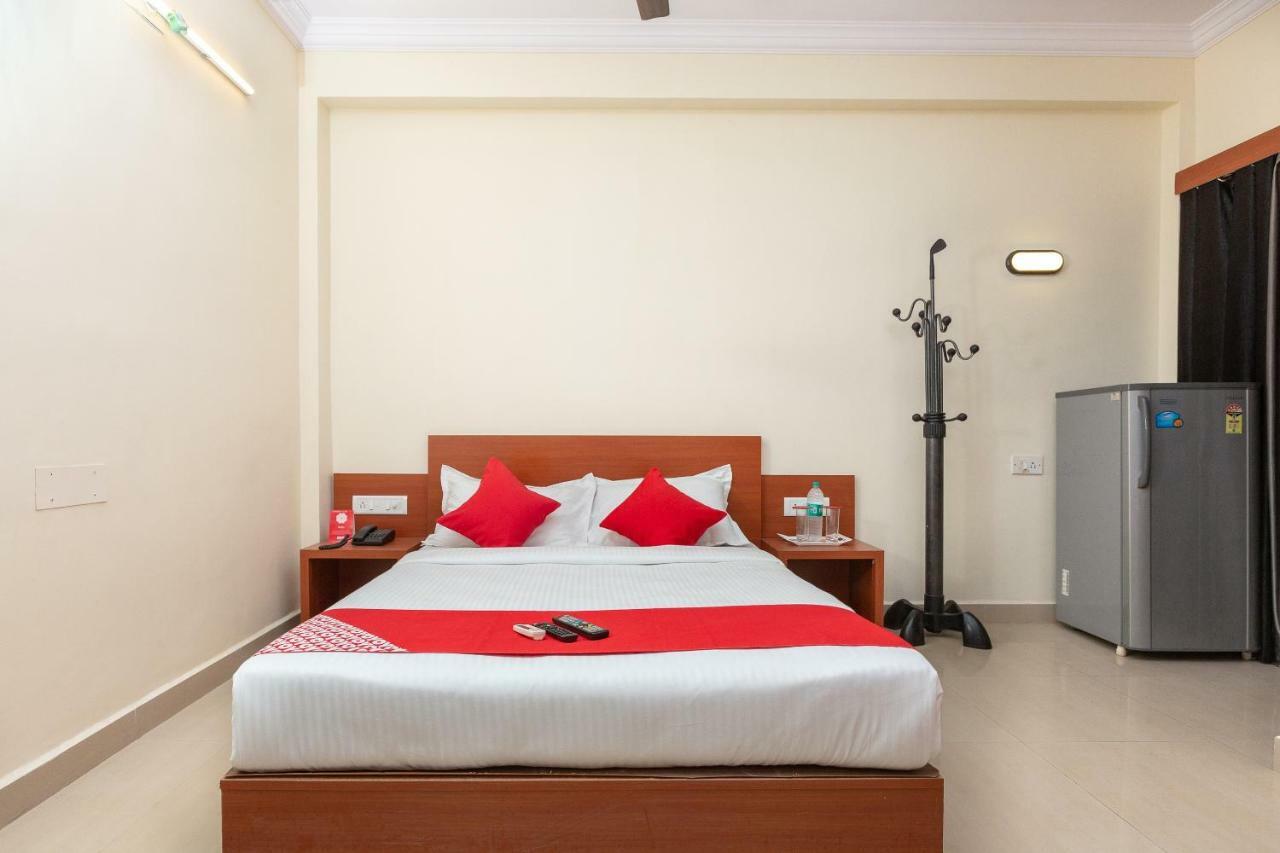 Oyo 22105 Hotel Half Moon Inn Csennai Kültér fotó