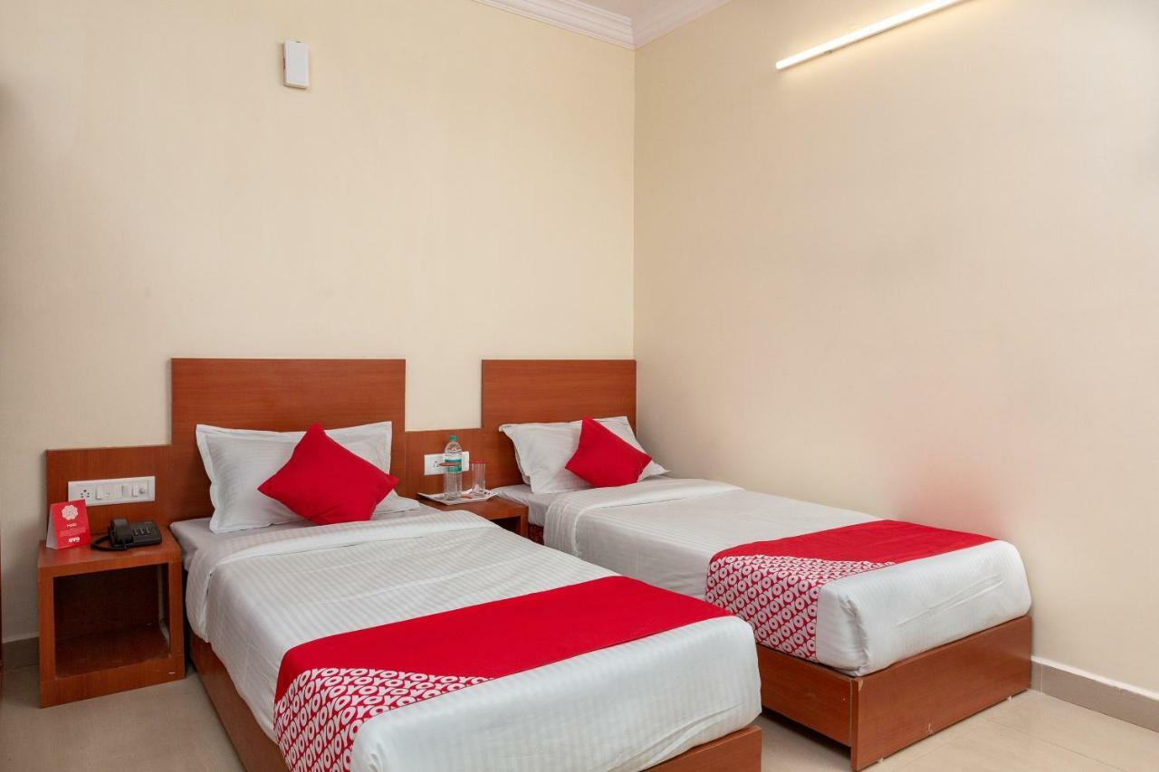 Oyo 22105 Hotel Half Moon Inn Csennai Kültér fotó
