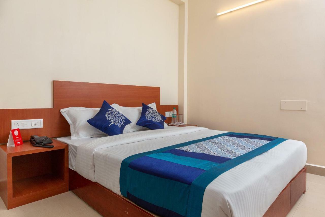 Oyo 22105 Hotel Half Moon Inn Csennai Kültér fotó