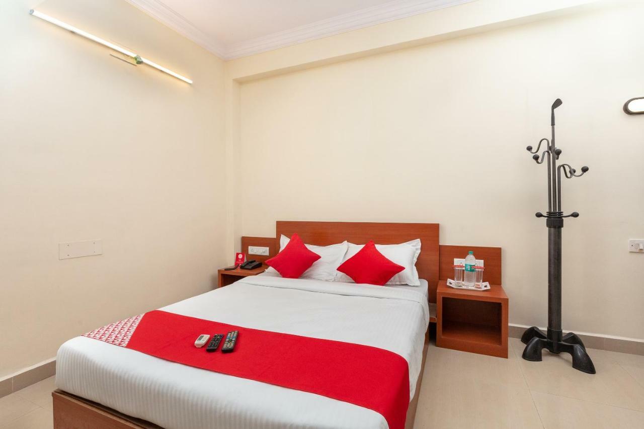 Oyo 22105 Hotel Half Moon Inn Csennai Kültér fotó