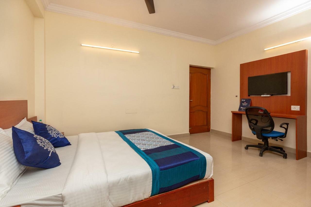 Oyo 22105 Hotel Half Moon Inn Csennai Kültér fotó