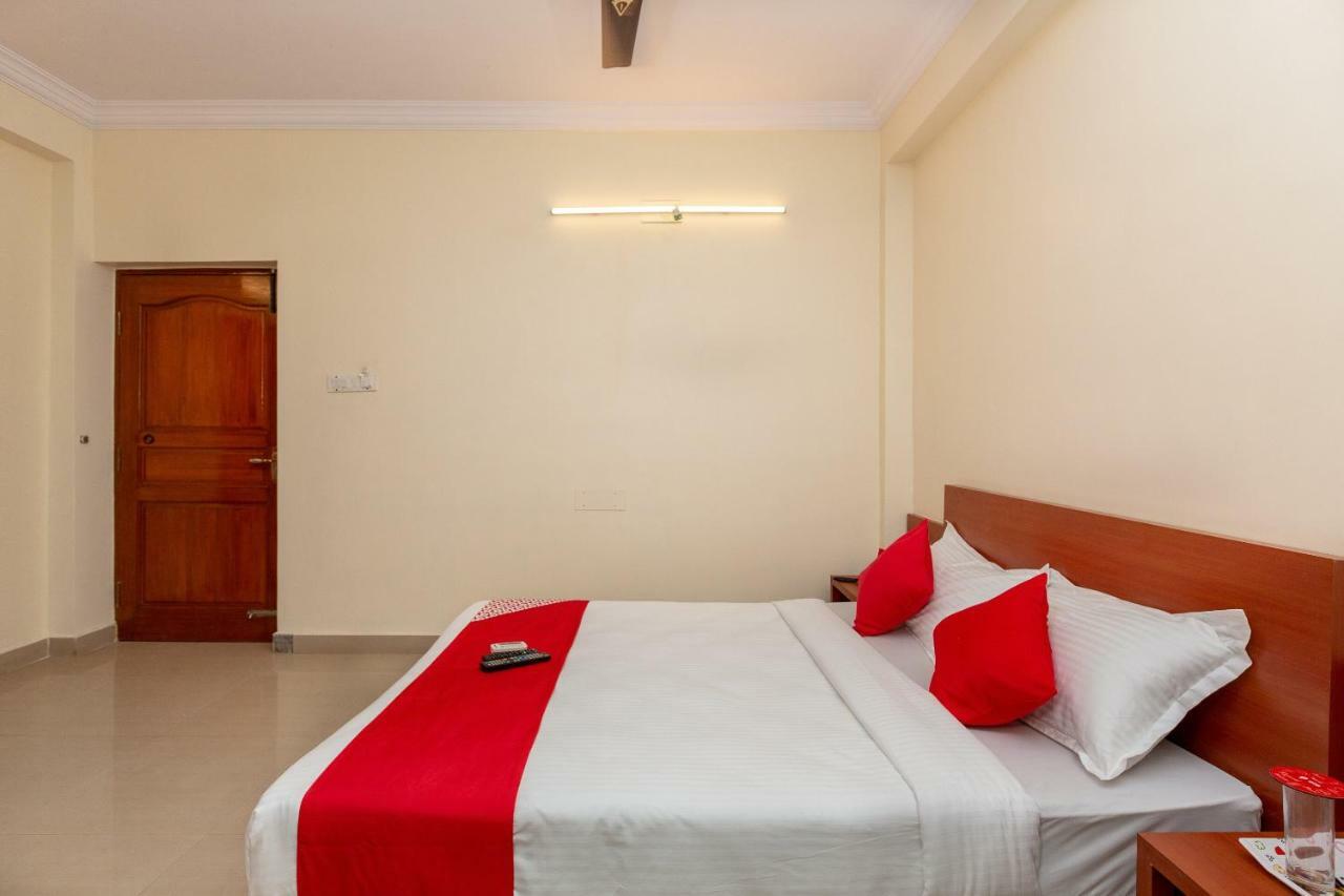 Oyo 22105 Hotel Half Moon Inn Csennai Kültér fotó